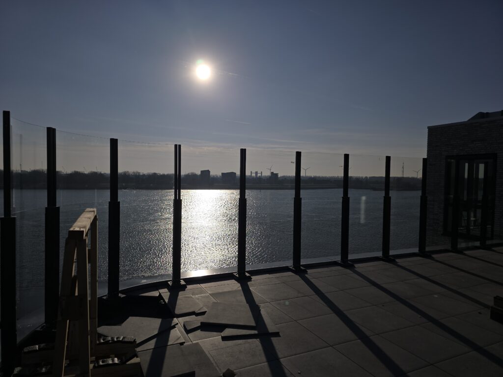 Over ons Hijs en glas montage van den Dolder